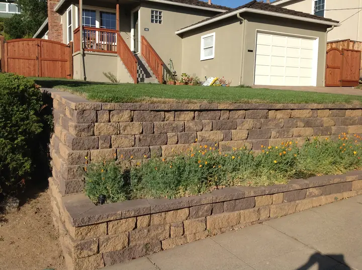 Retaining Wall Construction Block Retaining Wall Along The Drive